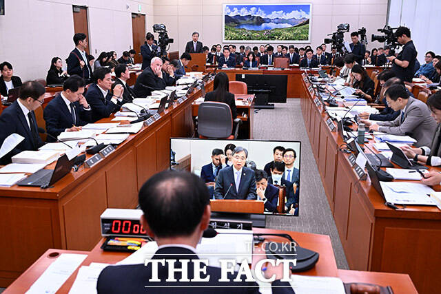 여야가 13일 국회 외교통일위원회 국정감사에서 차지훈 주유엔대사 증인 출석을 두고 공방을 벌였다. 사진은 조현 외교부 장관이 이날 오전 서울 여의도 국회에서 열린 외교통일위원회 국정감사에서 업무보고를 하고 있는 모습. /남용희 기자