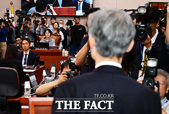 인사말 하는 조희대 대법원장 바라보는 추미애 법사위원장.