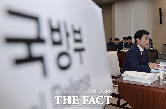 감사 질의에 답변하는 안규백 장관. /국회사진기자단