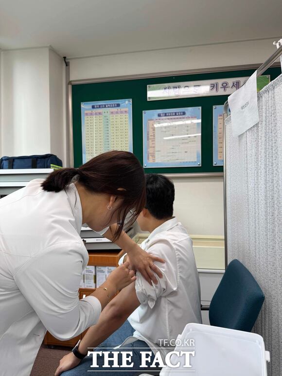 서천군 주민이 인플루엔자 예방접종을 받고 있다. /서천군