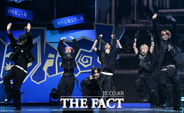 [더팩트ㅣ이새롬 기자] 그룹 TWS(투어스)가 13일 오후 서울 광진구 예스24 라이브홀에서 열린 미니4집 play hard(플레이 하드) 미디어 쇼케이스에서 수록곡 헤드 숄더스 니스 토스 무대를 선보이고 있다.