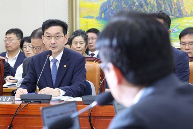 윤 실장은 이날 캄보디아에 많은 (보이스피싱) 범죄 주범들이 있는 상태에서 집중하고 있었지만, 납치·감금에 대해서는 큰 역할을 하지 못했다고 말했다. 대통령실은 같은 날 위성락 국가안보실장 주재로 캄보디아 취업 사기·감금 등 범죄에 대해 범부처 태스크포스(TF)를 구성했다고 밝힌 상황이다. /뉴시스