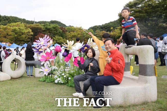 김성제 의왕시장이 의왕한글한마당에서 어린이들과 어울리고 있다. /의왕시