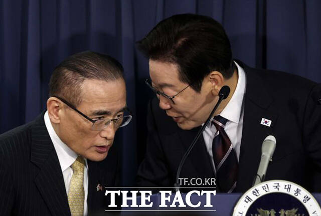 대통령실이 최근 캄보디아 취업 사기·감금 등 범죄에 대해 범부처 TF를 구성해 대응에 나선다. 이재명 대통령이 8월 24일(현지시간) 일본 도쿄에서 미국 워싱턴DC로 향하는 공군1호기에서 위성락 국가안보실장과 대화하고 있다. /뉴시스