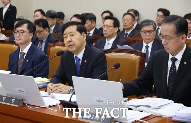 구윤철 경제부총리 겸 기획재정부 장관이 13일 오전 서울 여의도 국회 기획재정위원회에서 열린 기재부에 대한 국정감사에서 의원의 질의에 답변하고 있다. /뉴시스