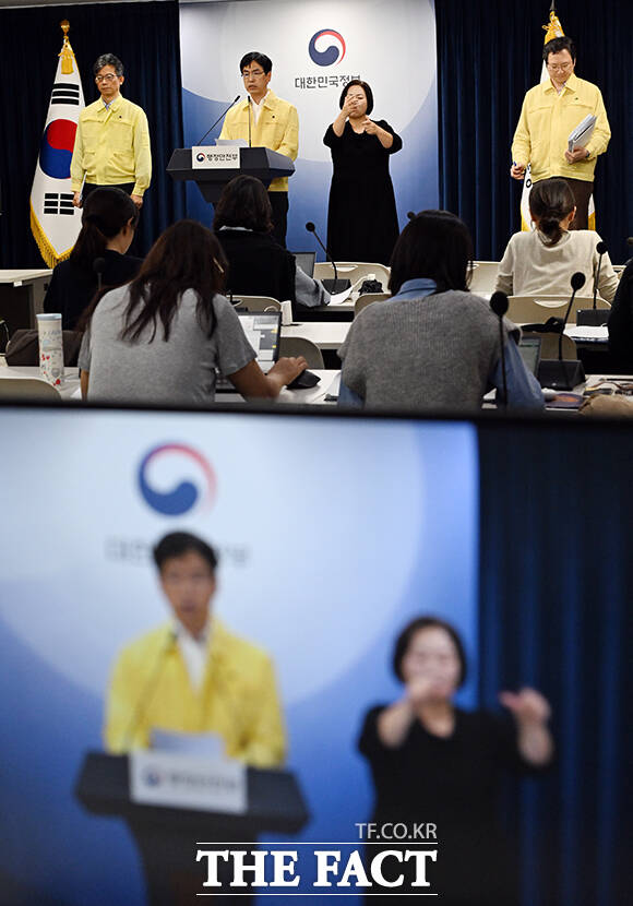 김민재 행정안전부 차관이 13일 오후 서울 종로구 정부서울청사에서 국가정보자원관리원 화재 복구 상황에 대해 브리핑하고 있다. /임영무 기자