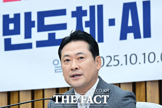 장동혁 국민의힘 대표가 13일 국정감사를 앞두고 국민의힘은 민중기 특별검사와 김현지 대통령실 제1부속실장, 봉욱 민정수석을 국감장에 반드시 세우겠다고 밝혔다. 사진은 장 대표가 지난 10일 오전 서울 여의도 국회에서 열린 반도체·AI 첨단산업특별위원회 임명장 수여식 및 제1차 전체회의에 참석해 발언하고 있는 모습. /남윤호 기자