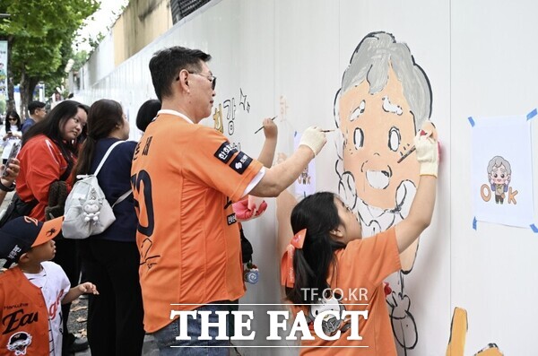 김제선 중구청장이 12일 지역 주민, 한화이글스 팬들과 함께 공담 1999 벽화 그리기를 진행하고 있다. /대전 중구