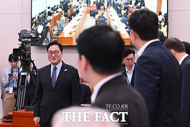 외교통일위원회 국정감사장 찾아 의원 및 직원들을 격려하는 우 의장.