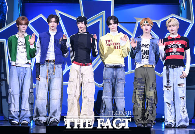 투어스(TWS)의 한진 영재 도훈 신유 경, 지훈(왼쪽부터)이 13일 오후 서울 광진구 예스24 라이브홀에서 열린 네 번째 미니 앨범 play hard 미디어 쇼케이스에 참석해 포즈를 취하고 있다. play hard는 13일 오후 6시 발매된다./이새롬 기자