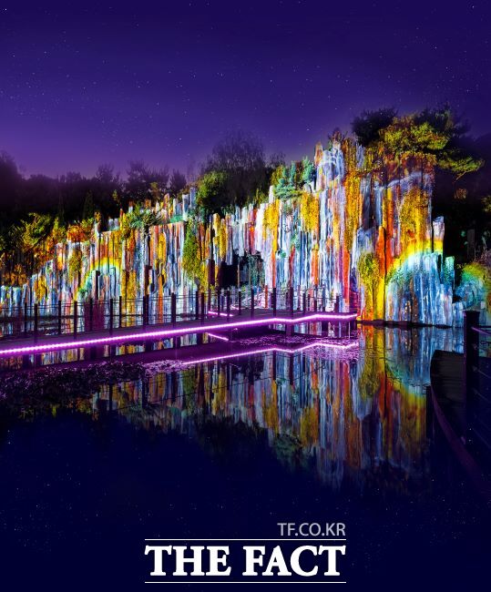 부천자연생태공원 절리폭포에 투영된 루미나래 프리쇼 기상 낙원 모습 /부천시