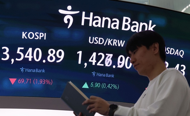 13일 오전 서울 중구 하나은행 딜링룸에서 딜러들이 업무를 보고 있다. 원달러 환율은 9.0원 오른 1430.0원에 거래를 시작했다. /뉴시스