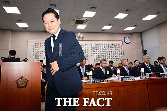 13일 오전 서울 여의도 국회 법제사법위원회에서 국정감사를 앞두고 장동혁 국민의힘 대표가 방문해 조희대 대법원장 등과 인사를 마친 후 회의장을 나서고 있다. /국회=남윤호 기자