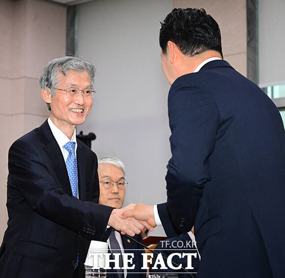 국정감사에 참석한 조희대 대법원장(왼쪽)과 악수하는 장동혁 대표.