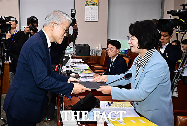 추미애 법사위원장에게 증인선서문 제출하는 천대엽 법원행정처장.