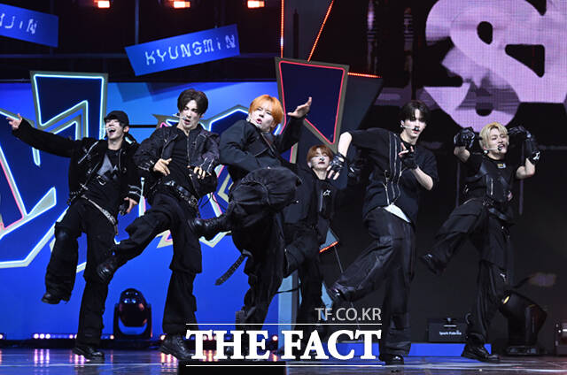 [더팩트ㅣ이새롬 기자] 그룹 TWS(투어스)가 13일 오후 서울 광진구 예스24 라이브홀에서 열린 미니4집 play hard(플레이 하드) 미디어 쇼케이스에서 수록곡 헤드 숄더스 니스 토스 무대를 선보이고 있다.