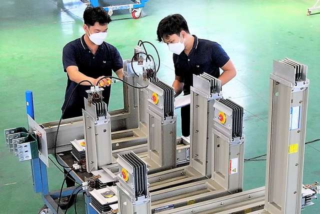 LS에코에너지가 동남아시아 데이터센터(IDC)에 첫 버스덕트(Busduct) 수출을 성공했다. LS에코에너지 베트남 호찌민 법인 작업자가 버스덕트를 점검하는 모습. /LS에코에너지