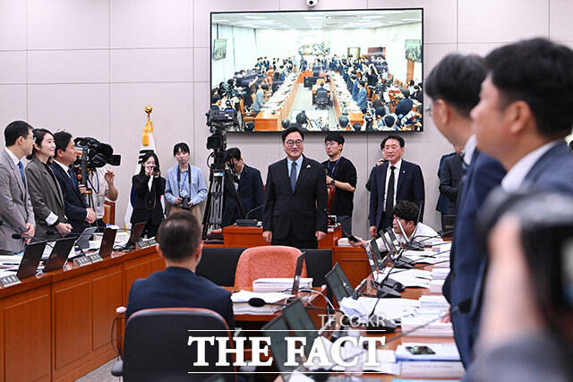 우원식 국회의장이 13일 오전 서울 여의도 국회에서 열린 외교통일위원회 국정감사장을 찾아 국감 위원 및 직원들을 격려하고 있다. /국회=남용희 기자