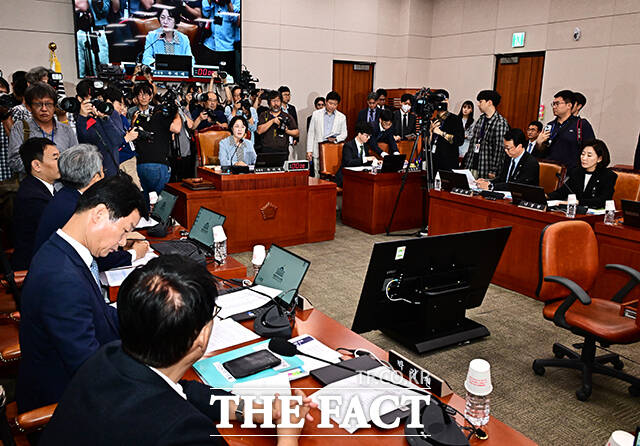 국정감사 주재하는 추미애 법사위원장.