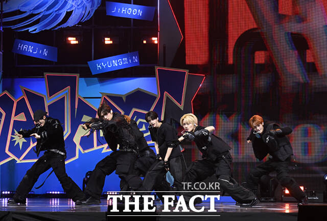 [더팩트ㅣ이새롬 기자] 그룹 TWS(투어스)가 13일 오후 서울 광진구 예스24 라이브홀에서 열린 미니4집 play hard(플레이 하드) 미디어 쇼케이스에서 수록곡 헤드 숄더스 니스 토스 무대를 선보이고 있다.