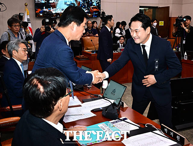 법사위 찾아 여당 의원들과 인사하는 장동혁 국민의힘 대표(오른쪽).