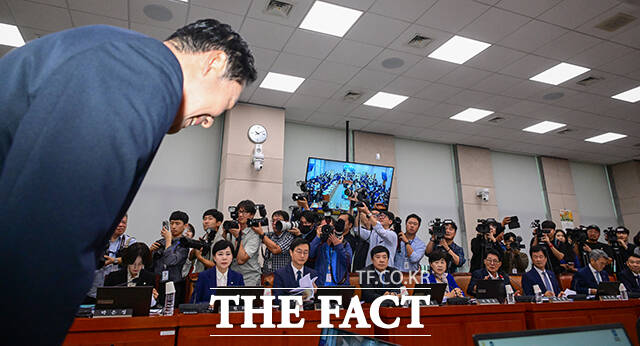 그쪽으로 다니면 안 됩니다 민주당 지적에 고개 숙이는 장동혁 대표의 모습.