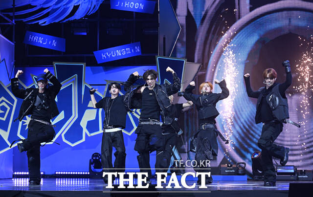 [더팩트ㅣ이새롬 기자] 그룹 TWS(투어스)가 13일 오후 서울 광진구 예스24 라이브홀에서 열린 미니4집 play hard(플레이 하드) 미디어 쇼케이스에서 수록곡 헤드 숄더스 니스 토스 무대를 선보이고 있다.