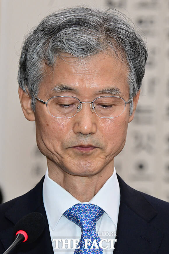 조희대 대법원장이 인사말에 앞서 생각에 잠긴 모습.