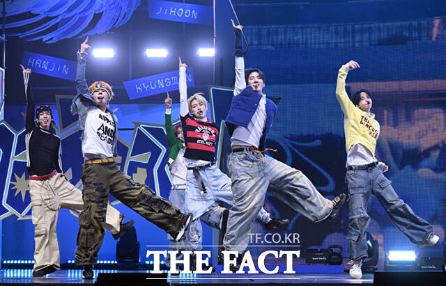 투어스(TWS)의 네 번째 미니 앨범 play hard의 타이틀곡 OVERDRIVE는 투어스의 밝고 청량한 에너지에 한층 더 박력 넘치는 모습을 담은 곡이다./이새롬 기자