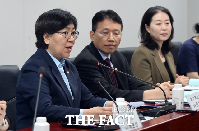 13일 국회 보건복지위원회 소속 김선민 조국혁신당 의원이 보건복지부와 한국사회보장정보원으로부터 제출받은 자료에 따르면 올해 1~8월 마음투자 사업의 이상결제 내역은 296건으로 나타났다. 사진은 지난 9월 17일 정은경 보건복지부 장관이 서울 중구 세종대로 아동권리보장원에서 열린 제1차 입양정책위원회 회의에 참여한 모습. /임영무 기자