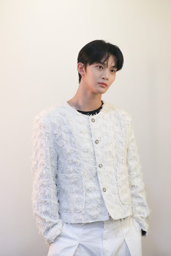 가수 배진영이 14일 오후 6시 첫 미니 앨범 STILL YOUNG을 발매하고 솔로로 정식 데뷔한다./아우라 엔터테인먼트