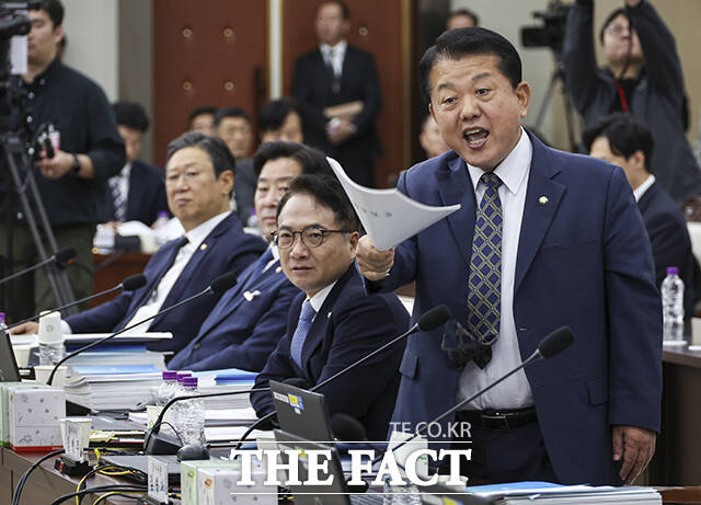 이재명 정부 첫 국정감사가 시작된 13일 오전 서울 용산구 국방부 청사에서 열린 2025 국방부 국정감사에서 김병주 더불어민주당 의원이 성일종 국회 국방위원장에게 항의하는 모습. /국회사진기자단