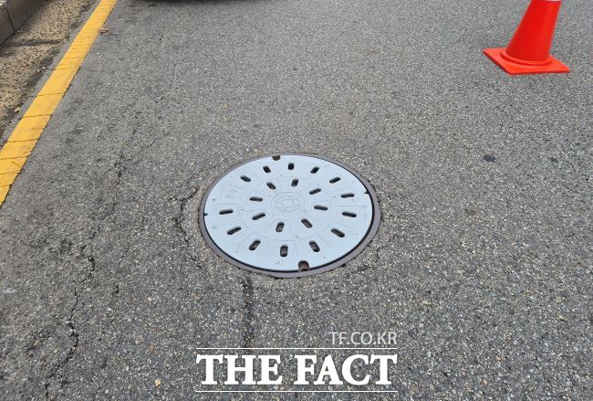 수원지법 안양지원 옆 도로 맨홀충격방지구 실증 설치 모습. /안양시