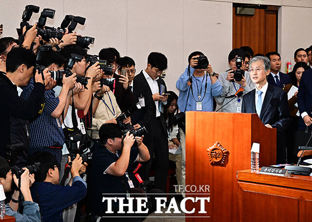 조희대 대법원장(오른쪽)이 13일 오전 서울 여의도 국회 법제사법위원회에서 열린 대법원에 대한 국정감사에 참석해 인사말을 하고 있다. /국회=배정한 기자