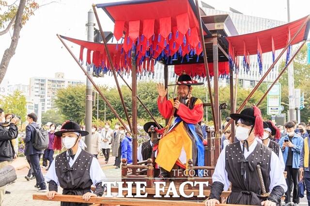 마포나루 새우젓축제에서 박강수 마포구청장이 사또 분장을 하고 행차 퍼레이드를 하고 있다./마포구