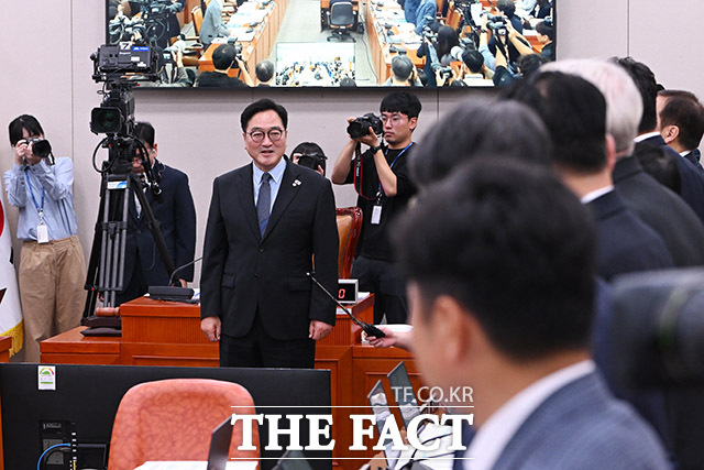 외교통일위원회 국정감사장 찾아 의원 및 직원들을 격려하는 우 의장.