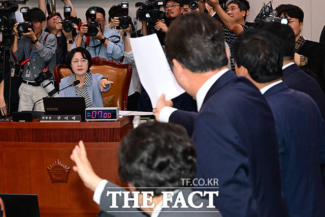국민의힘 소속 의원들이 추미애 위원장의 감사 진행과 관련해 항의하고 있다.