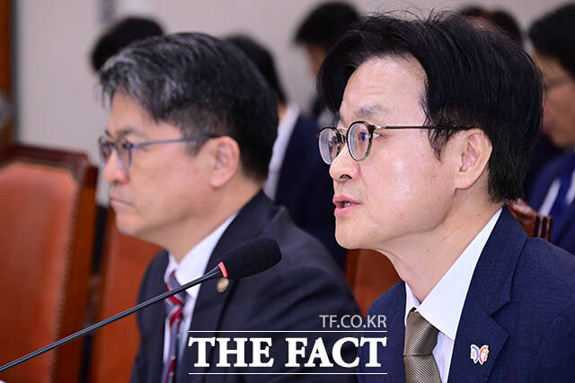 원전 사업 관련해 답변하는 김 장관.