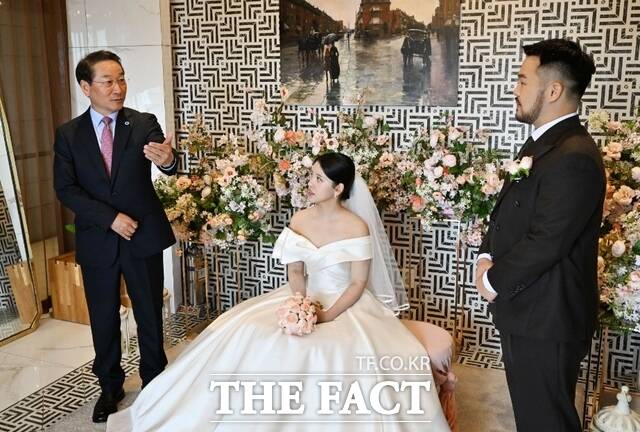 유정복 인천시장(왼쪽 첫 번째)이 지난 11일 하버파크호텔에서 아이플러스(i+) 맺어드림 1호커플 결혼식에 참석해 축하인사를 하고 있다./인천시
