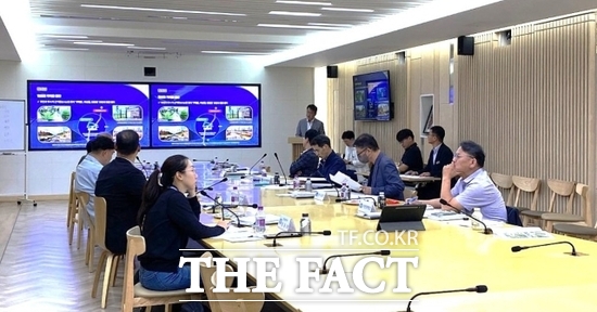 지난 달 30일 진행된 경기도의 ‘2025년 지방하천 신규정책 오디션’ 공모에서 심사 위원들이 응모 지자체 관계자의 발표를 경청하고 있다. /경기도