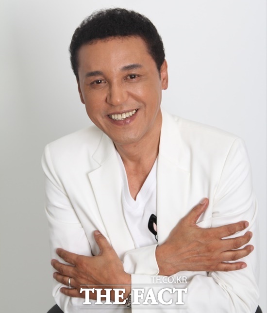 박일준은 샌디김 윤수일 인순이 등과 함께 혼혈 1세대 가수다. 최근 발표해 빠르게 호평을 얻고 있는 신곡 우리가 남인가는 마지막 불꽃과도 노래다. /더팩트 DB