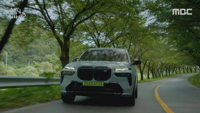 BMW코리아는 MBC 예능 프로그램 놀면 뭐하니?에 5시리즈 등 주요 모델을 협찬하며 브랜드 헤리티지와 감성적 매력을 동시에 전했다고 13일 밝혔다. MBC 예능 놀면 뭐하니 속 X7. /BMW
