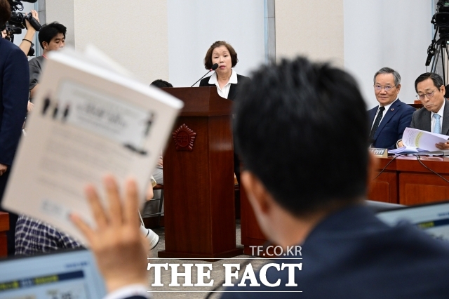 지난 7월 10일 오전 서울 여의도 국회 교육위원회에서 열린 리박스쿨 청문회에서 손효숙 리박스쿨 대표가 정을호 더불어민주당 의원의 질의를 듣고 있다./남윤호 기자