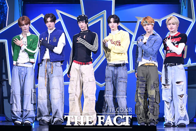 그룹 TWS(투어스) 한진, 영재, 도훈, 신유, 경민, 지훈(왼쪽부터)이 13일 오후 서울 광진구 예스24 라이브홀에서 열린 미니4집 play hard(플레이 하드) 미디어 쇼케이스에 참석해 포즈를 취하고 있다. /이새롬 기자