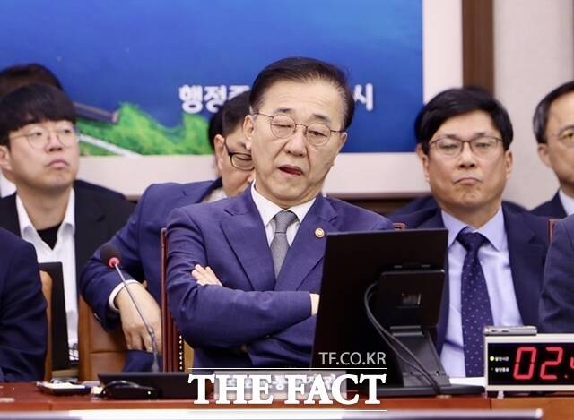 김윤덕 국토교통부 장관이 13일 오전 서울 여의도 국회에서 열린 국토교통위원회 국정감사에서 의원들의 의사진행발언을 듣고 있다. /뉴시스