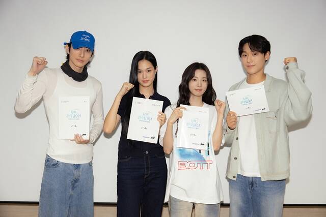 배우 이수혁 이수현 신시아 이도현(왼쪽부터)이 넷플릭스 새 시리즈 그랜드 갤럭시 호텔 출연을 확정했다. /넷플릭스