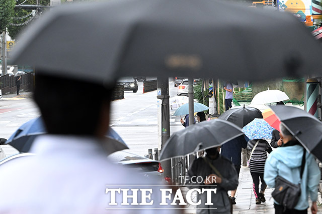 화요일인 14일은 전국 대부분 지역에 비가 내리겠다. 강원영동남부와 경북북부동해안 중심으로 시간당 20㎜ 안팎의 강한 비가 내리는 곳이 있을 것으로 예보됐다. /남용희 기자