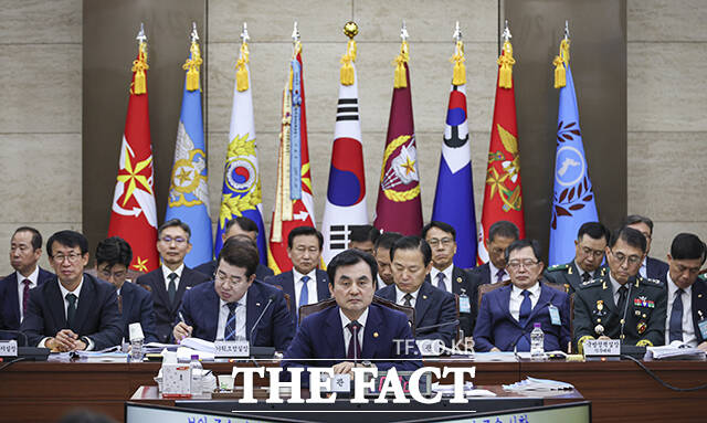 안규백 국방부 장관(가운데)이 13일 오전 서울 용산구 국방부 청사에서 열린 국회 국방위원회의 국방부 등에 대한 국정감사에 출석해 질의를 듣고 있다. /국회사진기자단