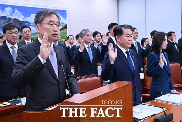 조현 외교부 장관이 13일 도널드 트럼프 미국 대통령이 경주 아시아태평양경제협력체(APEC) 정상회의에 참석하지 못할 가능성이 크다고 밝혔다. 사진은 조 장관이 이날 오전 서울 여의도 국회에서 열린 외교통일위원회 국정감사에서 선서를 하고 있는 모습. /남용희 기자