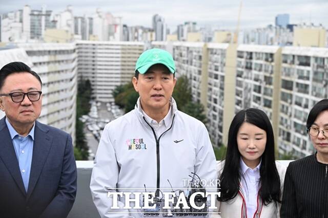 오세훈 서울시장이 13일 오전 대치은마아파트 재건축 현장을 찾아 브리핑을 청취하고 관련 질문에 답변하고 있다./서울시